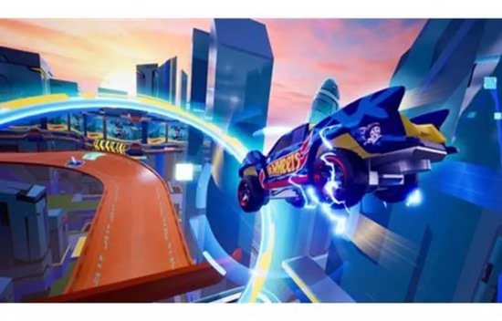 Een blauwe Hot Wheels auto met gele en rode details vliegt over een oranje racebaan, omringd door blauwe futuristische gebouwen.