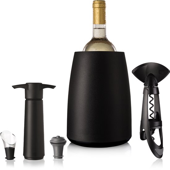 Een zwarte wijnkoeler met een fles witte wijn, vacuümpomp, dop, schenker en kurkentrekker.