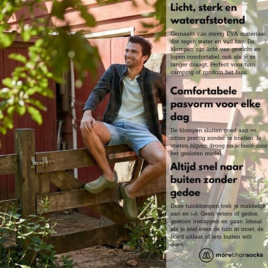 Man met groene klompen zittend op een houten hek. Tekst: Licht, sterk en waterafstotend.