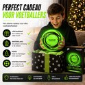 Jongen met een lichtgevende groene voetbal. "Perfect cadeau voor voetballers" tekst.