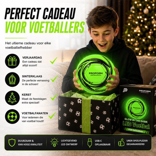 Jongen met een lichtgevende groene voetbal. "Perfect cadeau voor voetballers" tekst.