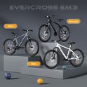 Drie EVERCROSS EM3 mountainbikes in grijs, zwart en wit, gepresenteerd op een grijze achtergrond.