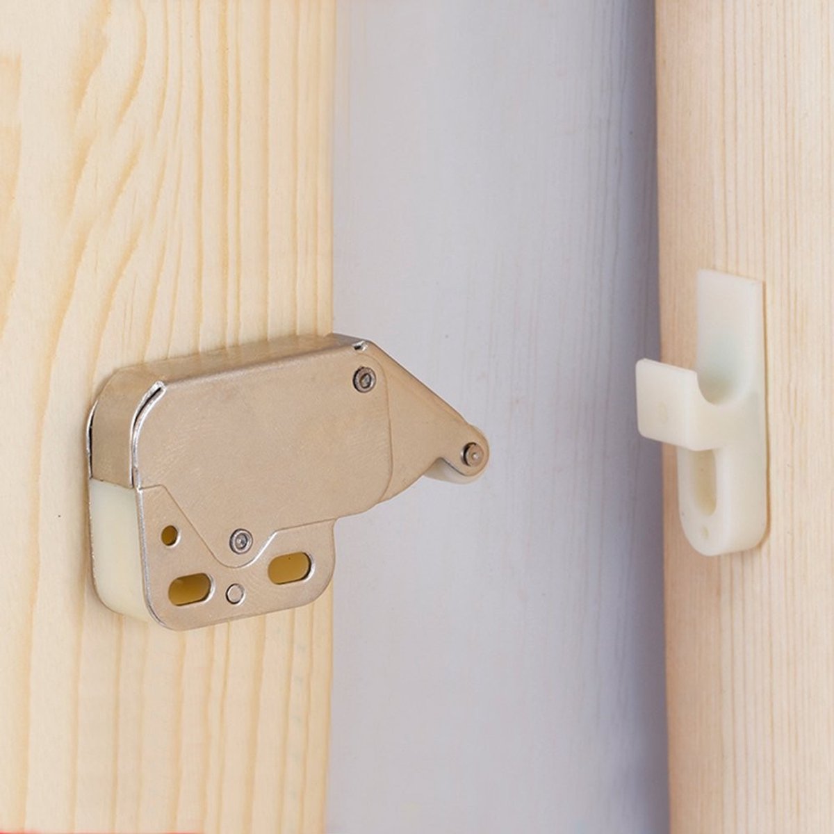 Dailygoods - Dailygoody - Druk om te openen Touch Release Lock - Automatische Deurvergrendeling - Veerbelast Systeem - Wit - Kastdeur Sluiting - Voor Cabines - 50.