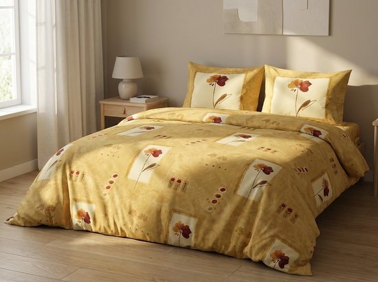 Gele dekbedovertrek met bloemenprint in pastelkleuren, twee kussenslopen met bloemmotief.