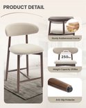 Beige barkruk met houten poten, gebogen rugleuning en anti-slip beschermers.