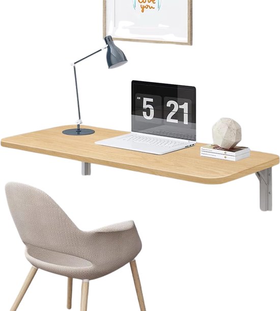Een lang, lichtbruin bureau aan de muur met een laptop, lamp en boek, met een stoel ervoor.