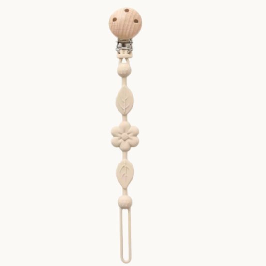 Beige speenkoord met bloem- en bladmotieven, en een houten clip.