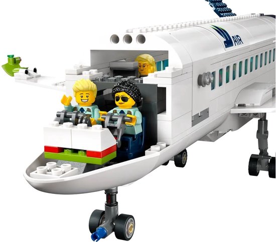 Wit passagiersvliegtuig van LEGO met groene en blauwe details. Drie LEGO-figuren zitten in de cockpit.