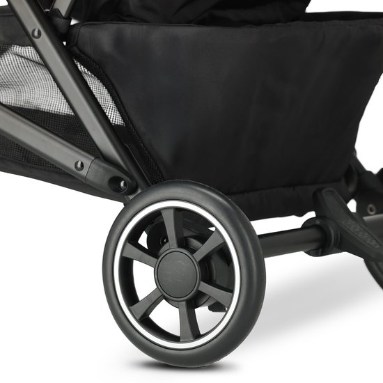 Close-up van het zwarte wiel met witte rand van de Deryan buggy.