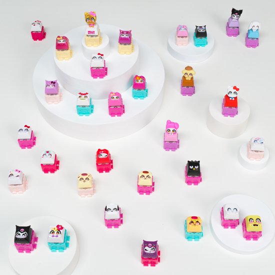 Opstelling van Hello Kitty Clickeez-personages op witte display-plateaus. Diverse personages en kleuren.