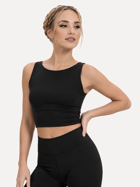 Model draagt een zwart sport T-shirt met hoge hals en brede band aan de onderkant.