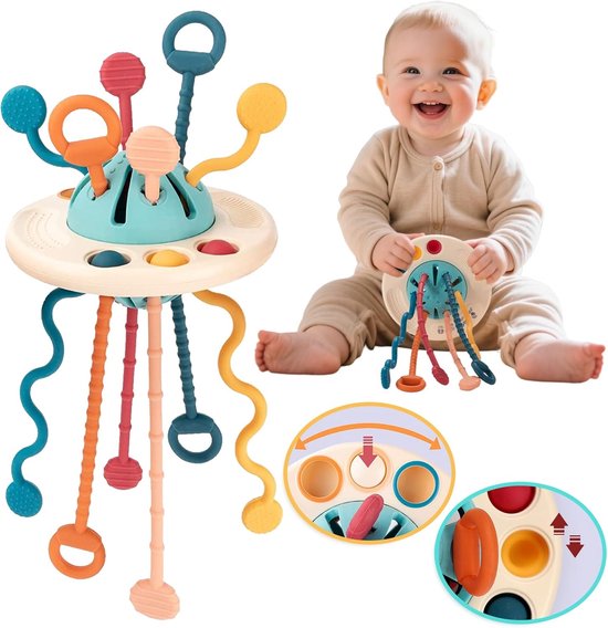 Bébé avec un jouet à tirer coloré en forme de soucoupe volante avec des cordes et des balles, pour le développement sensoriel.