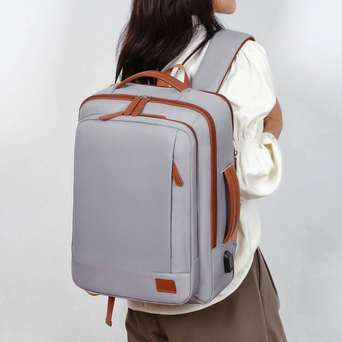 Unisex laptoprugzak voor op reis met grote capaciteit – Uitbreidbaar – Waterbestendig – Casual dagrugzak – Voorzien van USB-oplaadpoort en vak voor natte/droge spullen – Geschikt voor zaken en vrije tijd – Grijs