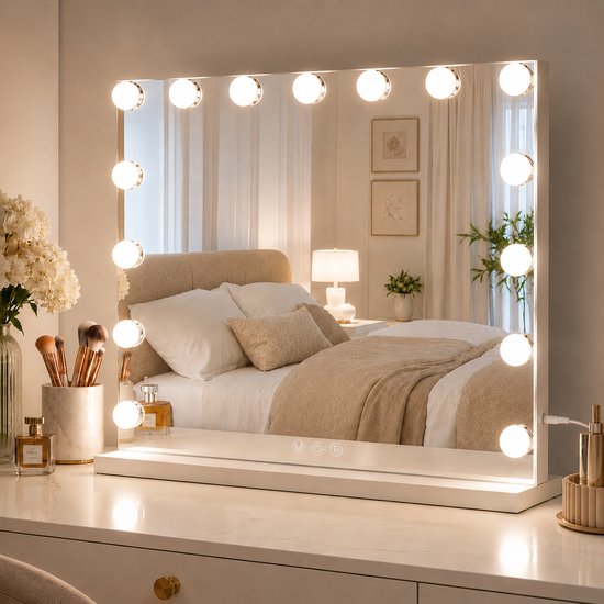 Wit Hollywood make-up spiegel met 15 dimbare LED-lampen, op een marmeren console.