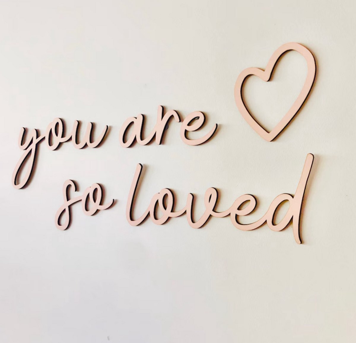 Houten Muurtekst "Je Bent Zo Geliefd" met Hartje – Kinderkamer Decoratie, Babykamer Wanddecoratie, Houten Wandtekst, Boho Nursery Decor, Muursticker Hart, Jongens- en Meisjeskamer