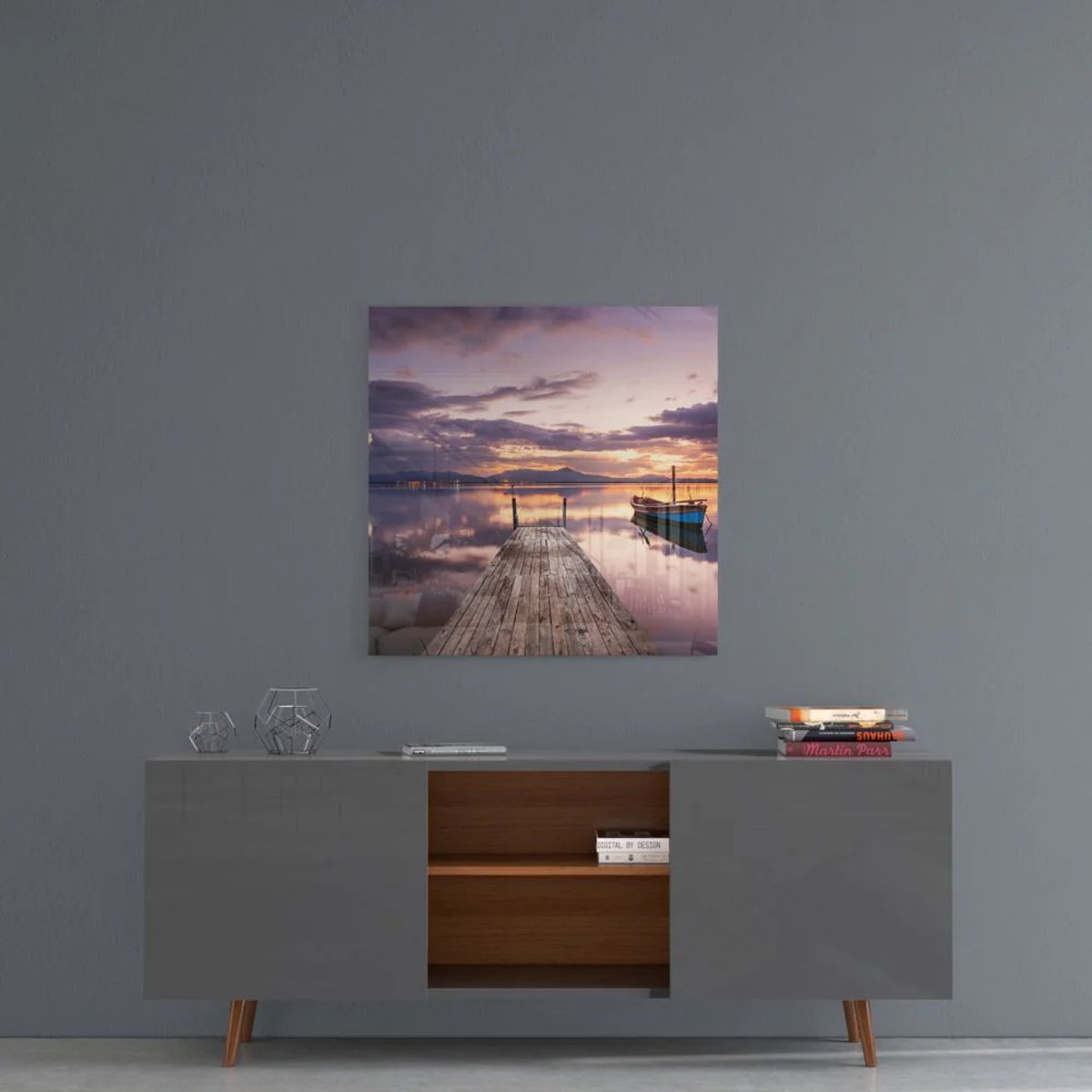 Insigne Art Vierkant Glasschilderij Zonsondergang aan het Meer – Luxe Wanddecoratie van Gehard Glas – Steiger & Boot – Premium Landschapskunst - 100x100 cm Kleurrijk