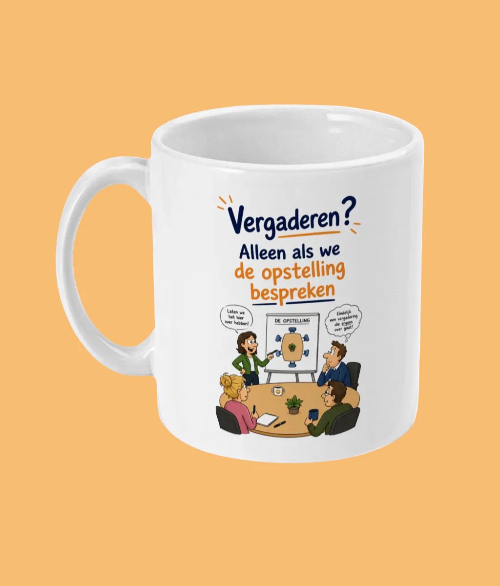 Mokster Voetbal Mok Vergaderen over de Opstelling – Grappige Kantoorhumor Mok – Oranje Supporter Cadeau – WK / EK Voetbal Mok – Keramische Koffiemok 325 ml
