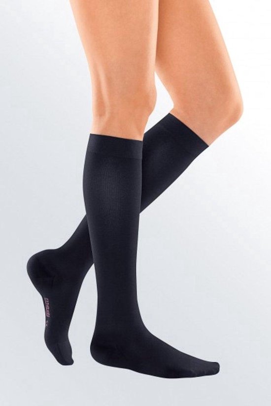 Zwarte compressiekousen tot onder de knie, gedragen door een model.