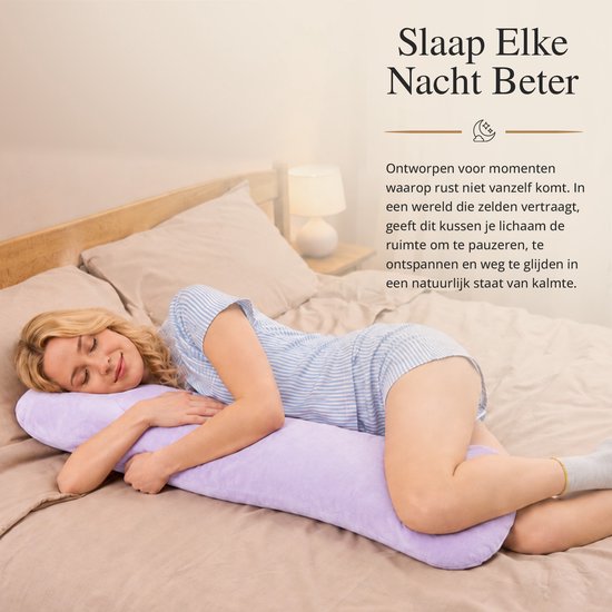 Een vrouw met blond haar ligt te slapen op een paars langwerpig kussen, op een bed met beige lakens.