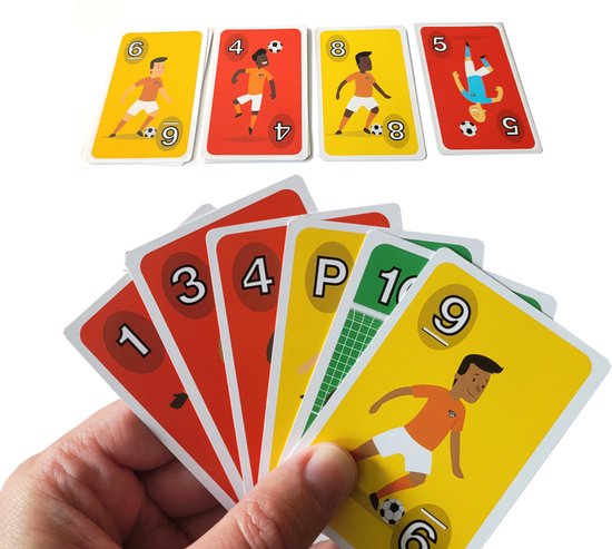 Een stapel speelkaarten met voetbalthema in een hand. Kaarten tonen cijfers en voetbalacties.