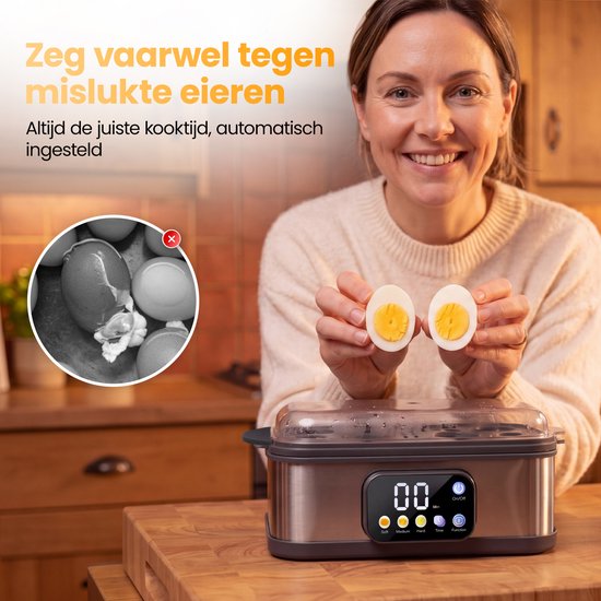 Vrouw toont perfect gekookte zachtgekookte eieren naast de zilverkleurige eierkoker.