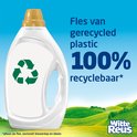 Witte Reus fles van gerecycled plastic, 100% recyclebaar. Groene recycling-icoon op het etiket. Heuvelachtig landschap op de achtergrond.