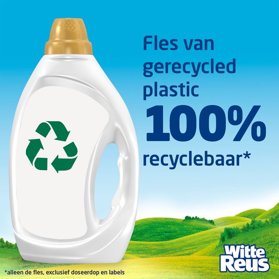 Witte Reus fles van gerecycled plastic, 100% recyclebaar. Groene recycling-icoon op het etiket. Heuvelachtig landschap op de achtergrond.