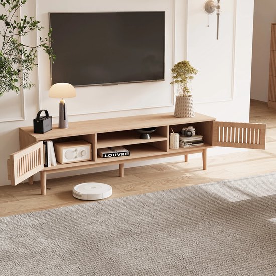 Houten tv-meubel met lamellen deuren, open vakken met decoratie en een robotstofzuiger.