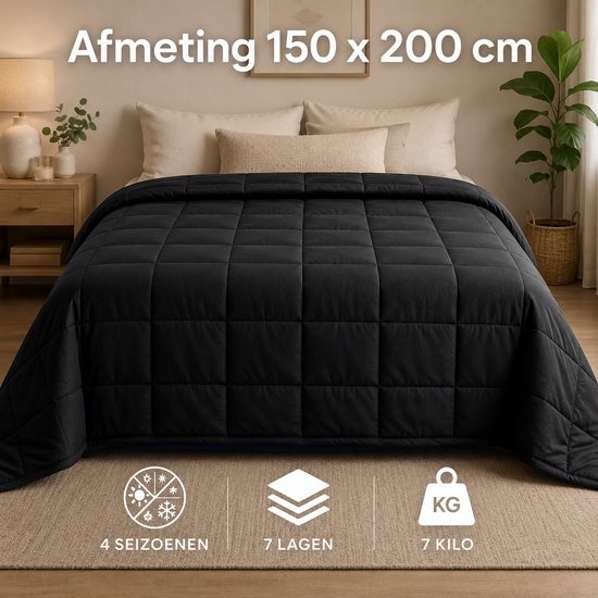 Bed opgemaakt met een grote, zwarte, gewatteerde verzwaringsdeken. Iconen met tekst: 4 seizoenen, 7 lagen, 7 kilo. Afmeting 150 x 200 cm.