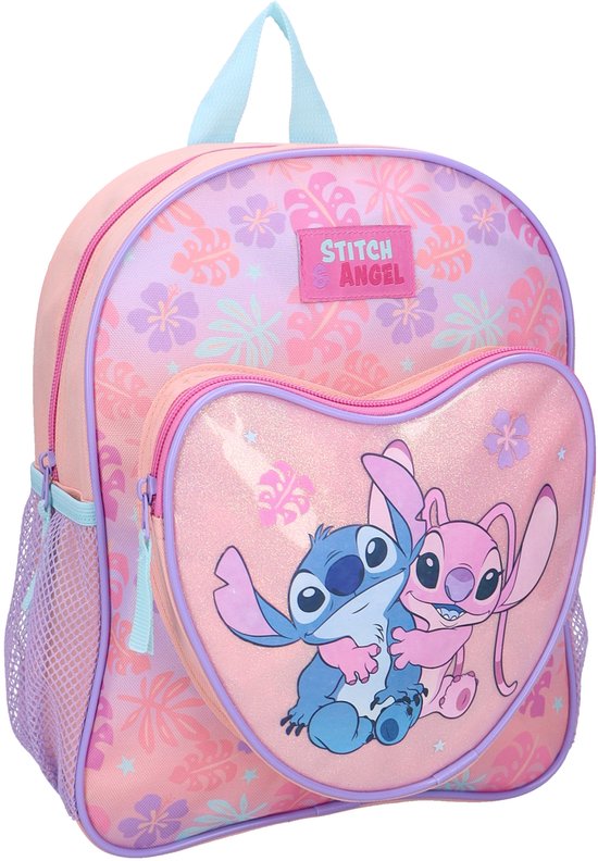 Roze rugzak met Stitch en Angel op een hartvormig vak. Lichtblauwe en paarse bloemenprint. 'Stitch & Angel' logo.