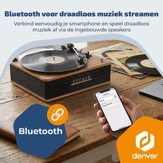 Platenspeler op een tafel, naast een smartphone die via Bluetooth is verbonden.