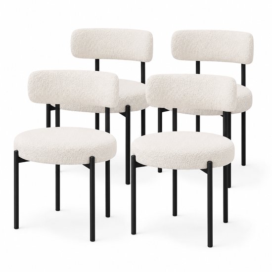 Vier witte teddy eetkamerstoelen met zwarte poten, dicht bij elkaar geplaatst.