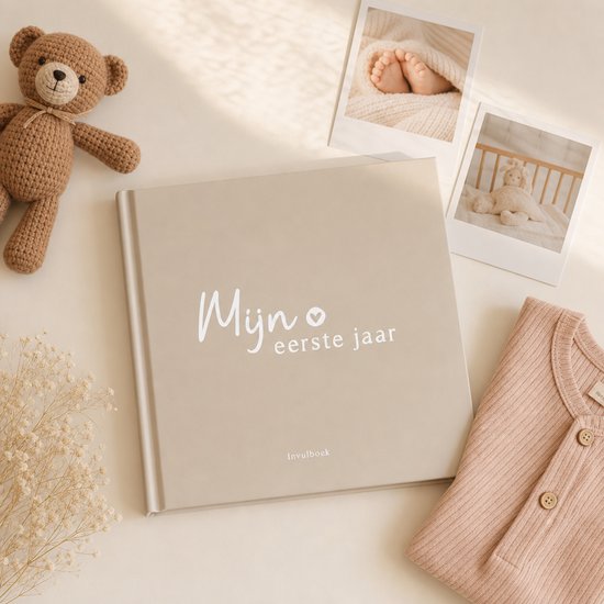 Babyboek 'Mijn eerste jaar' in beige met geborduurde teddybeer, gedroogde bloemen en babykleding.