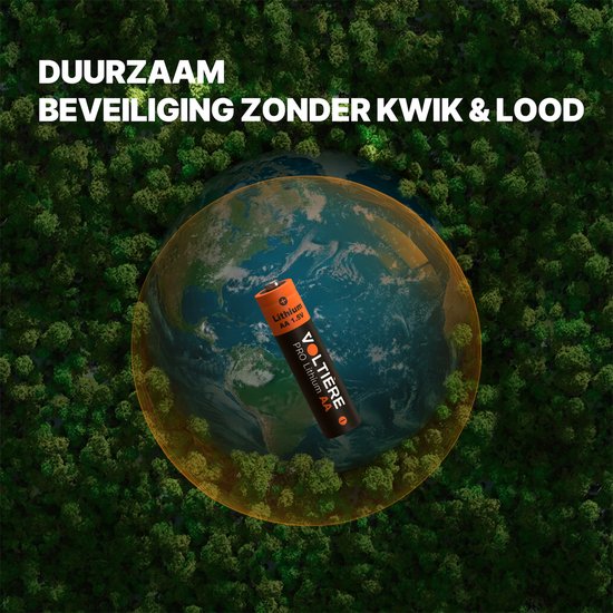Een oranje en zwarte AA batterij met "Lithium AA 1.5V" en "VOLTIÈRE PRO Lithium AA" erop, zwevend boven een weergave van de aarde, omringd door bomen.