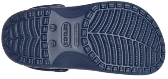La semelle extérieure d'une Crocs Clog bleu marine, avec le logo 'Crocs' et 'made in China'.