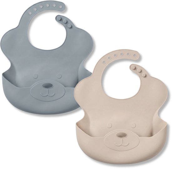 Twee siliconen slabbetjes in de vorm van een beertje, één in grijs en één in beige.