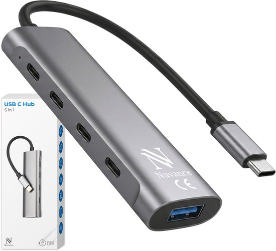 Grijze USB-C hub 5-in-1 met Nuvance logo, aangesloten op een computer, met verpakking ernaast. "USB C Hub 5 in 1".