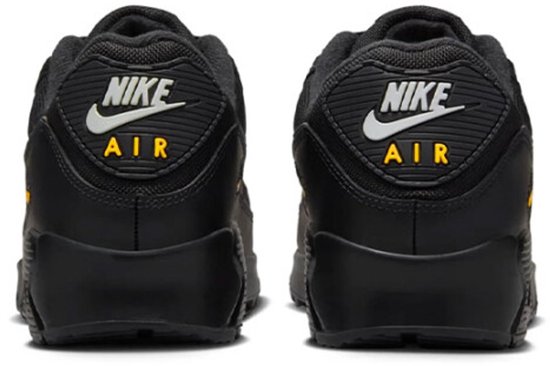 Achterkant van zwarte Nike Air Max 90 sneakers met witte Nike Air logo's.