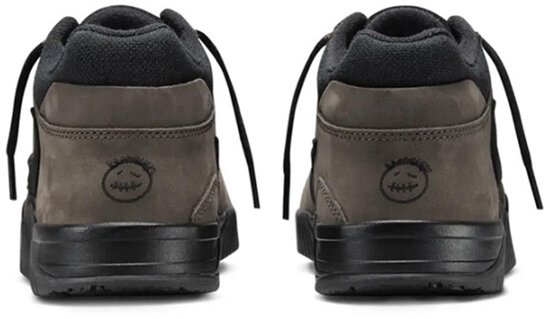 Achterkant van een paar Jordan Jumpman Jack TR 'Travis Scott Dark Mocha' sneakers in donkerbruin en zwart met een geborduurd gezicht.
