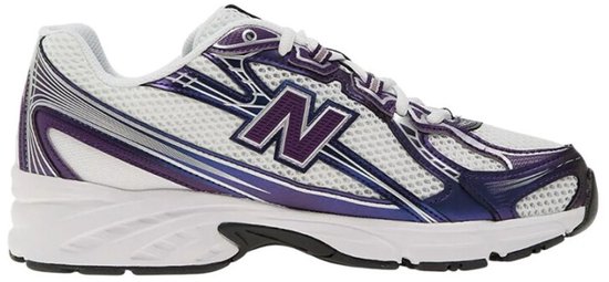 Zij-aanzicht van een witte New Balance sneaker met paarse en zilveren accenten, mesh textuur en paars 'N' logo.