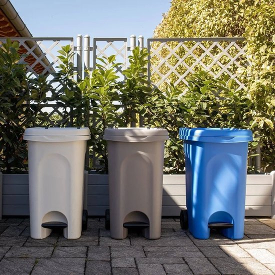 Witte, grijze en blauwe kliko's met pedaal en wielen op een terras.