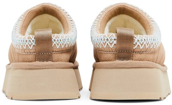 Achterkant van bruine UGG Tazz slippers met beige plateauzolen en groen-witte zigzagrand.