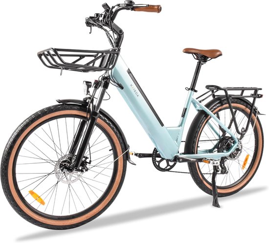 Lichtblauwe e-bike met bruin zadel en handvatten, zwart mand voor en bagagedrager achter, op witte achtergrond.