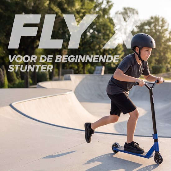 Jongen op blauwe stuntstep in skatepark. 'FLY X VOOR DE BEGINNENDE STUNTER' tekst.