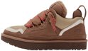 Bruine UGG sneaker met beige mesh en crèmekleurige accenten, gestreepte veters en suède.