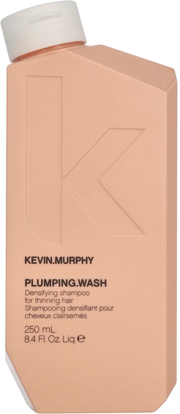 Perzikkleurige fles KEVIN.MURPHY PLUMPING.WASH shampoo met het logo.