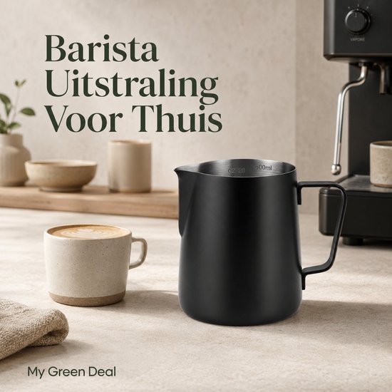 Zwarte RVS melkopschuimkan naast een koffiekopje met latte art, met de tekst "Barista Uitstraling Voor Thuis".