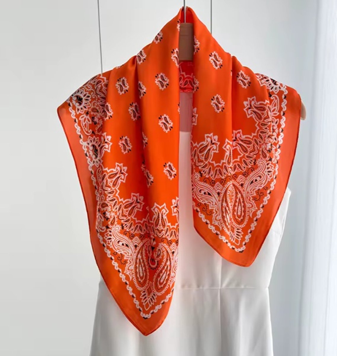 Oranje sjaal - sjaaltje - scarf - accessoire voor om je nek of in je haar - WK - EK- Oranje - Paisley print - Gewoon Leuk!