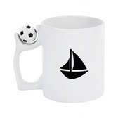 Hacebo® - Zeilen koffiebeker met voetbal wit - Sport - Zeilboot - thee mok - koffie beker - Cadeau - sport - koffiemok - 330 ML