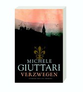 Boek 'Verzwegen' van Michele Giuttari met silhouette van stad bij zonsondergang.